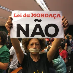 Amordaçar