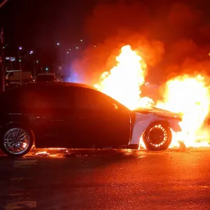 Carro pegando fogo