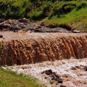 Rio cheio de água suja